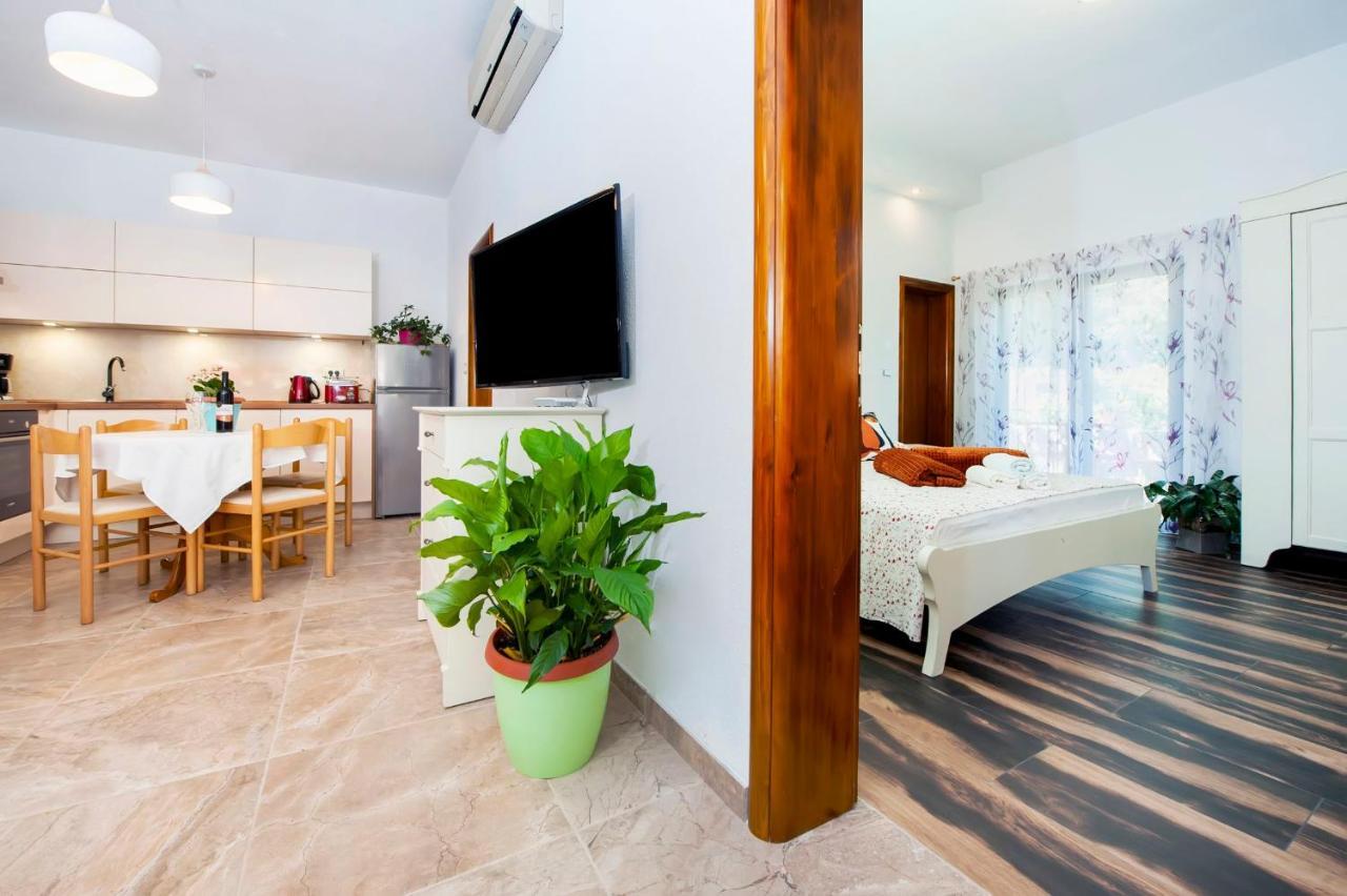 Apartments Karmen ロヴィニ エクステリア 写真