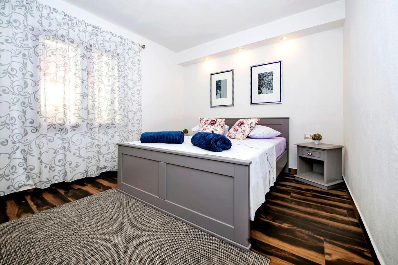 Apartments Karmen ロヴィニ エクステリア 写真
