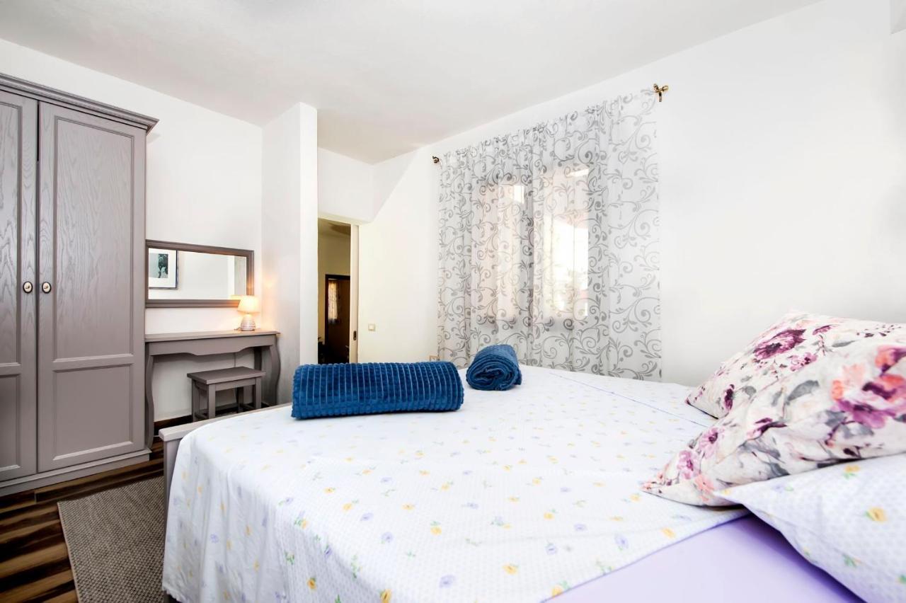 Apartments Karmen ロヴィニ エクステリア 写真