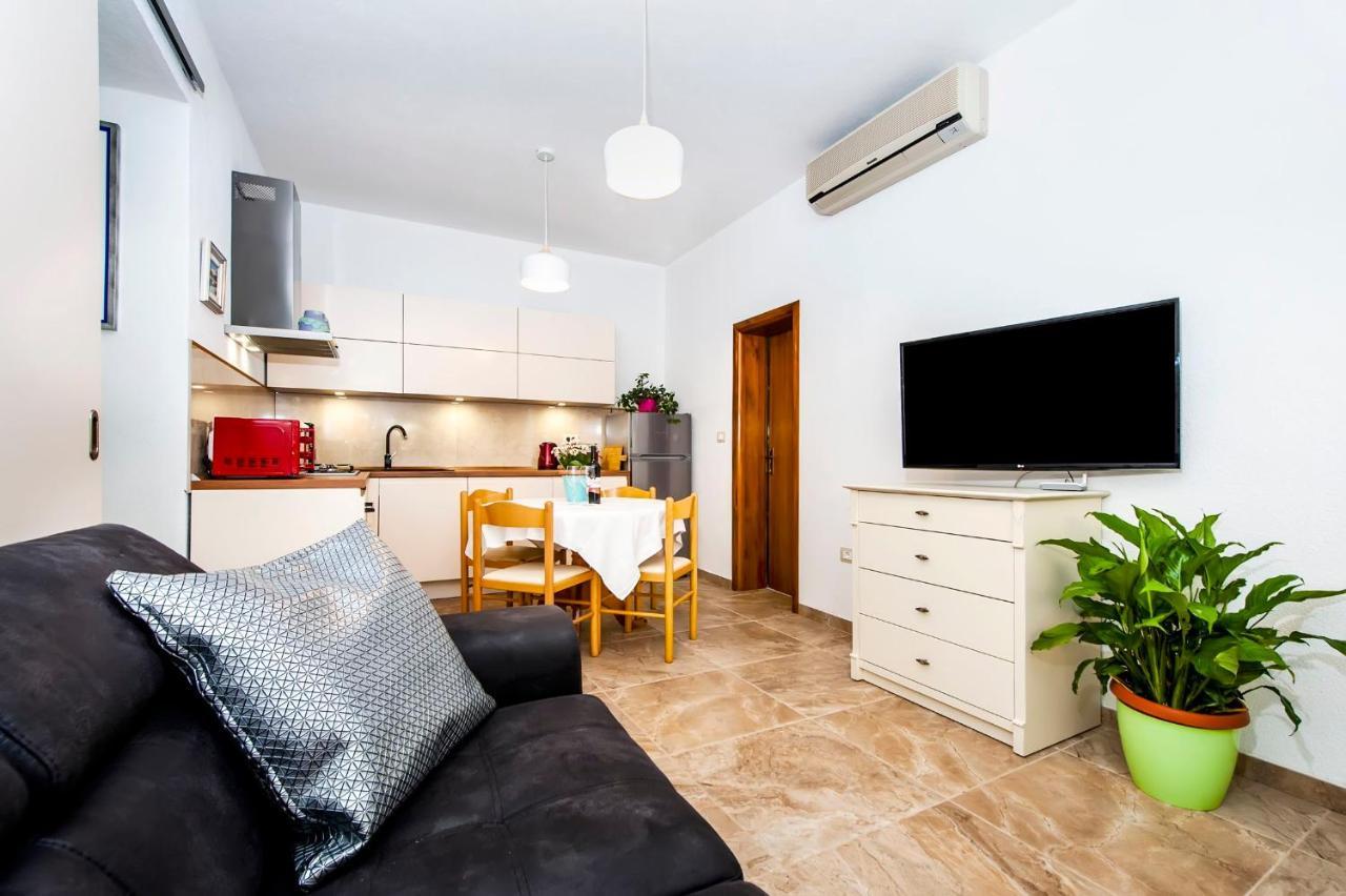 Apartments Karmen ロヴィニ エクステリア 写真