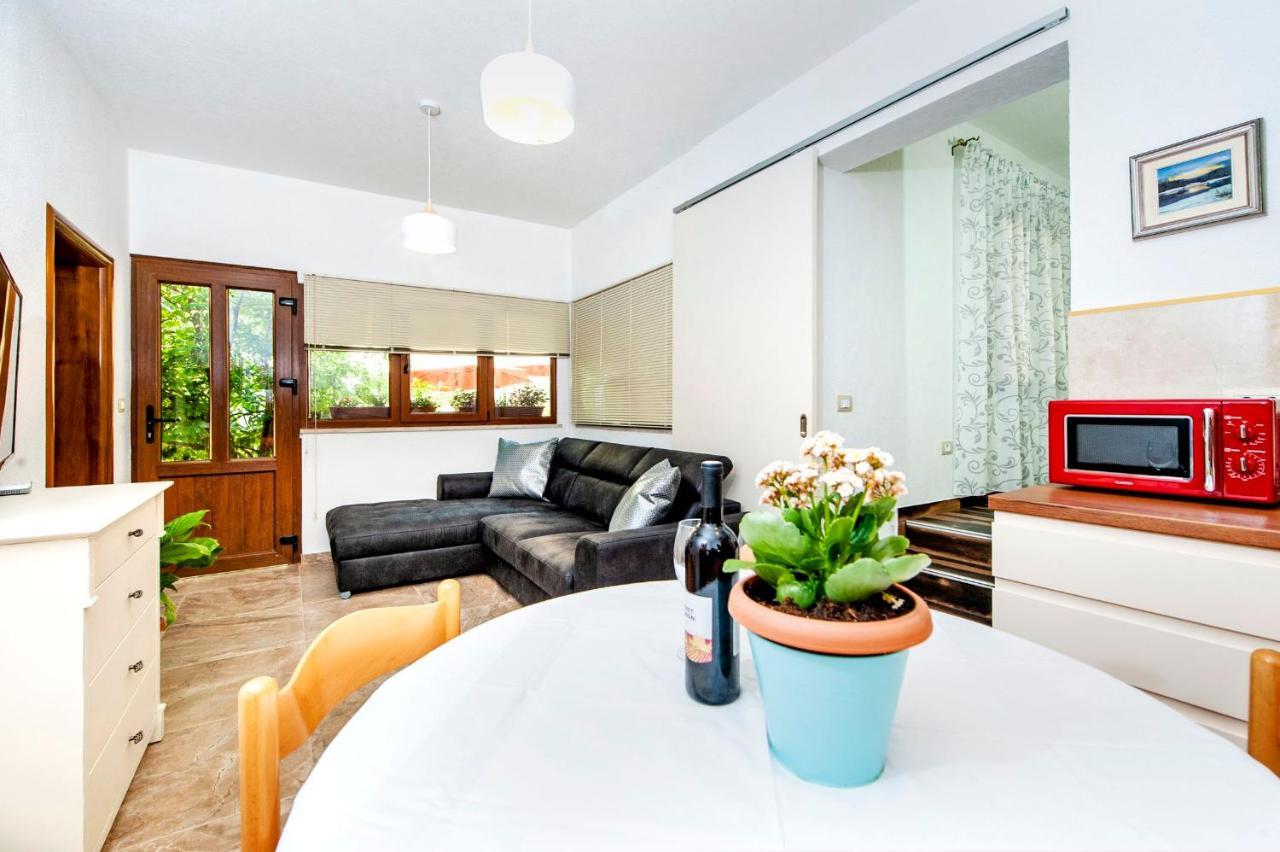 Apartments Karmen ロヴィニ エクステリア 写真