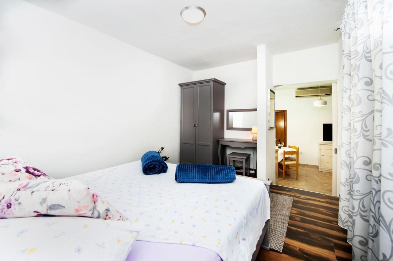 Apartments Karmen ロヴィニ エクステリア 写真