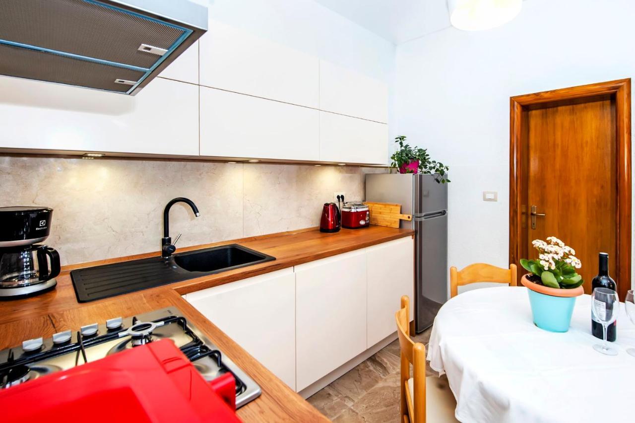 Apartments Karmen ロヴィニ エクステリア 写真