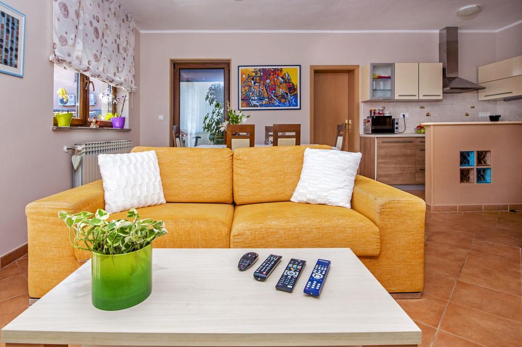 Apartments Karmen ロヴィニ エクステリア 写真