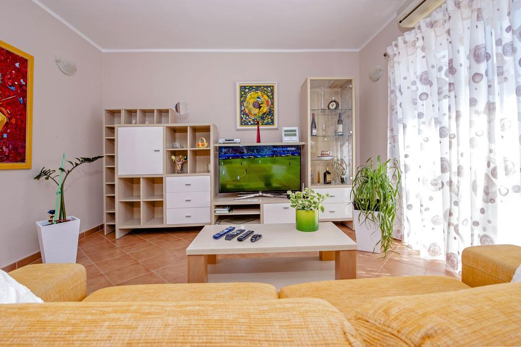 Apartments Karmen ロヴィニ エクステリア 写真