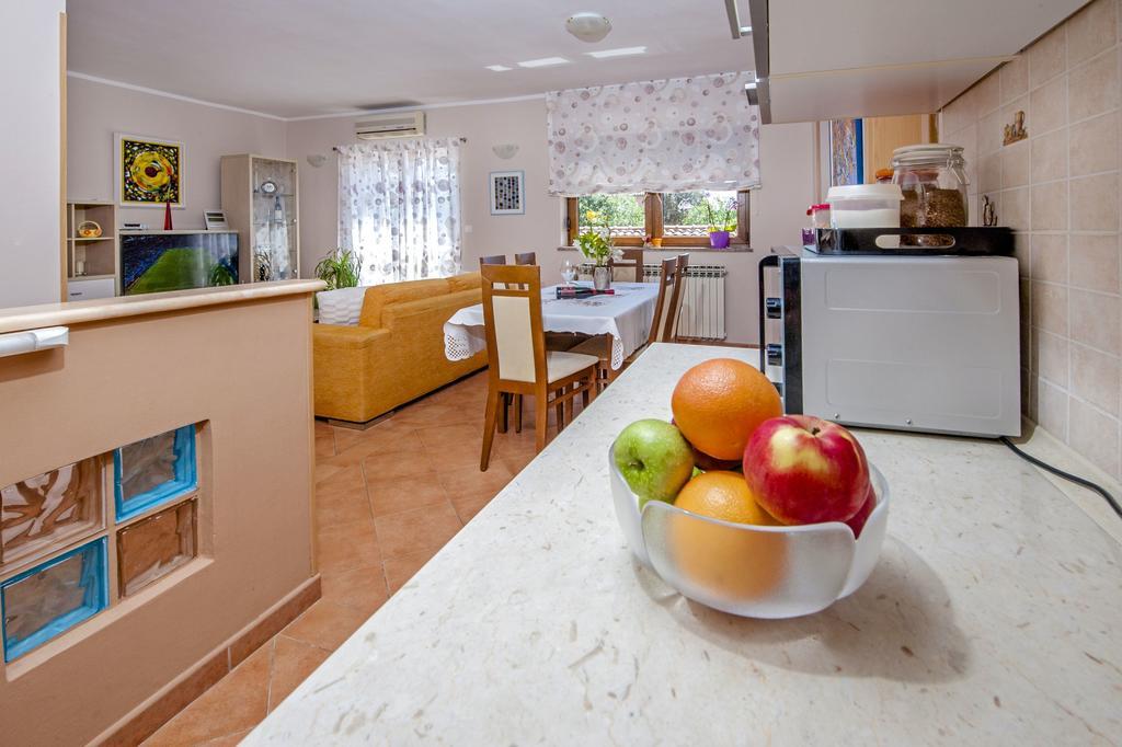 Apartments Karmen ロヴィニ エクステリア 写真