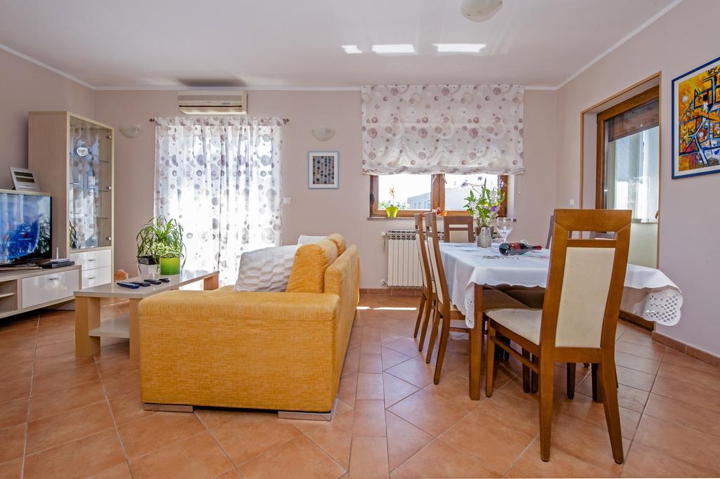 Apartments Karmen ロヴィニ エクステリア 写真
