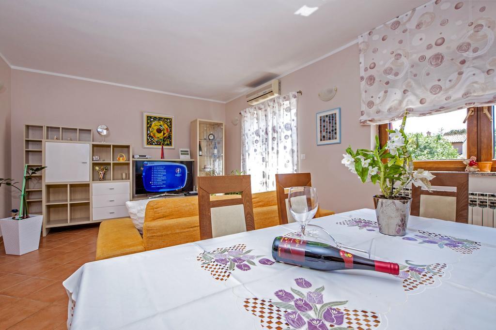 Apartments Karmen ロヴィニ エクステリア 写真