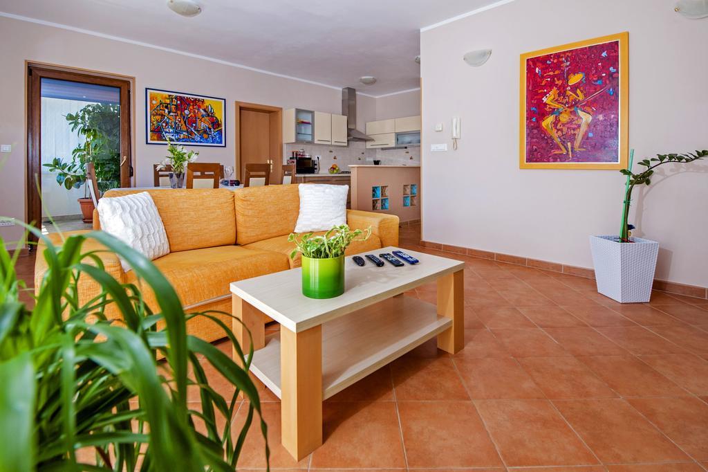 Apartments Karmen ロヴィニ エクステリア 写真