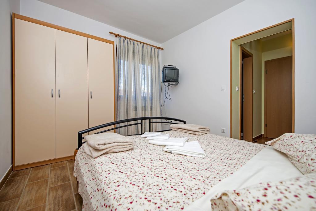 Apartments Karmen ロヴィニ エクステリア 写真
