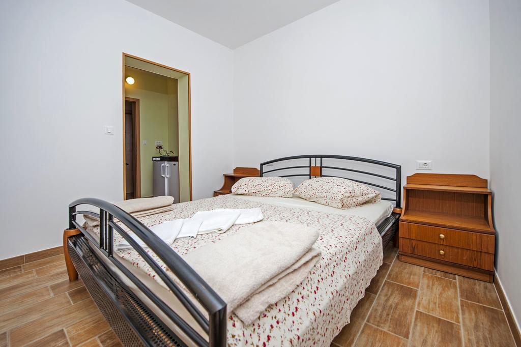 Apartments Karmen ロヴィニ エクステリア 写真