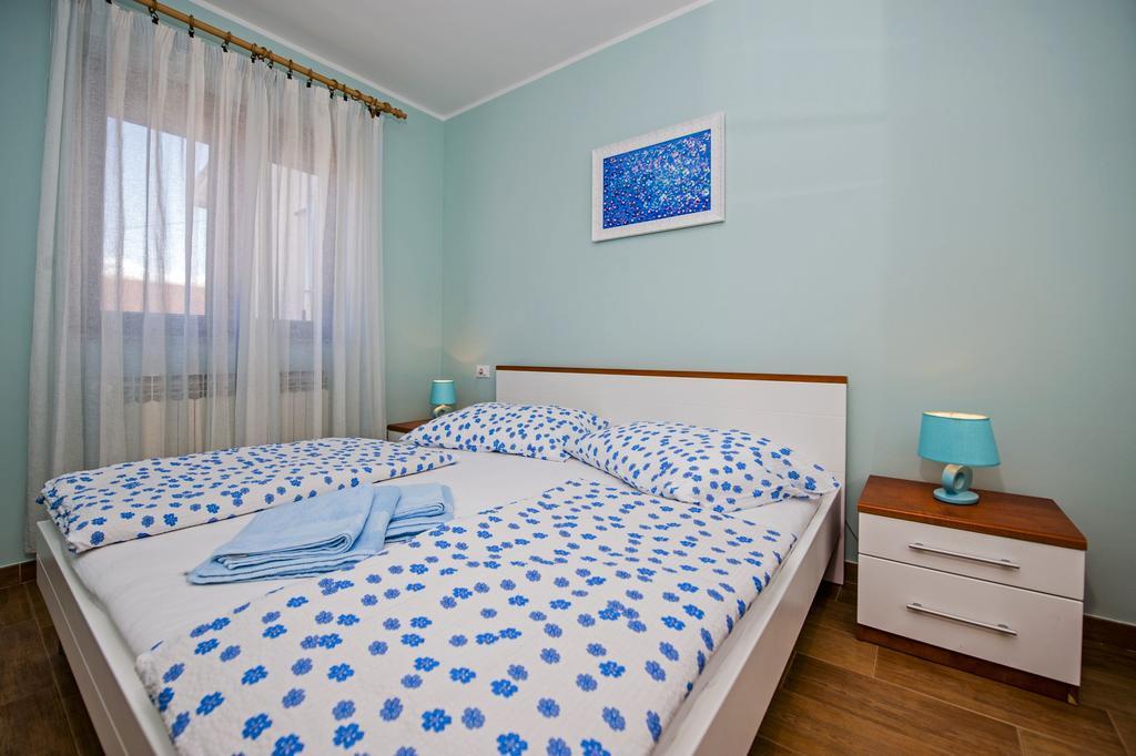 Apartments Karmen ロヴィニ エクステリア 写真