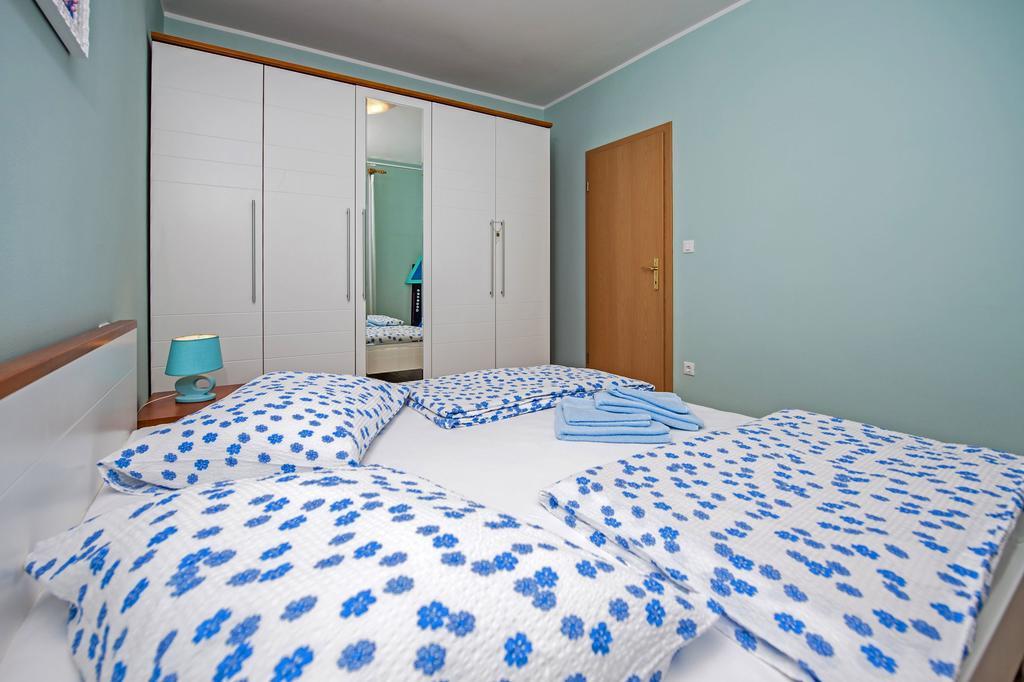 Apartments Karmen ロヴィニ エクステリア 写真