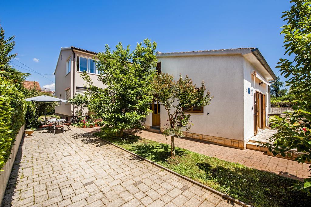 Apartments Karmen ロヴィニ エクステリア 写真
