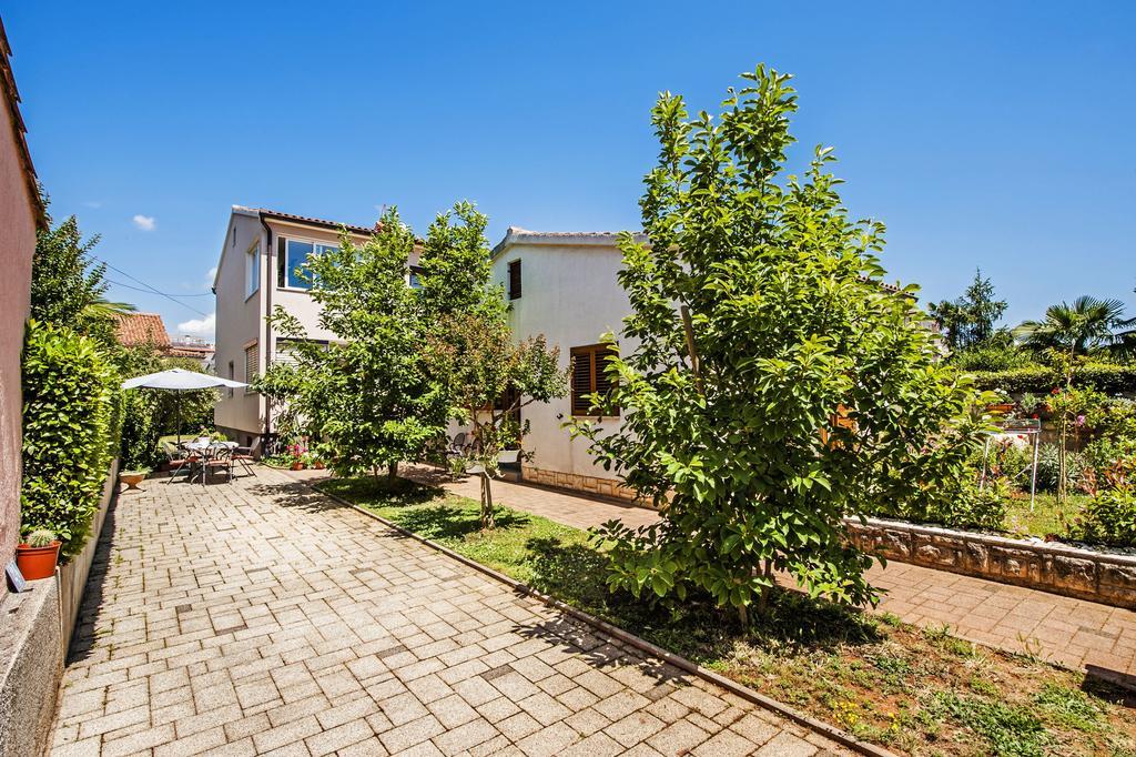 Apartments Karmen ロヴィニ エクステリア 写真