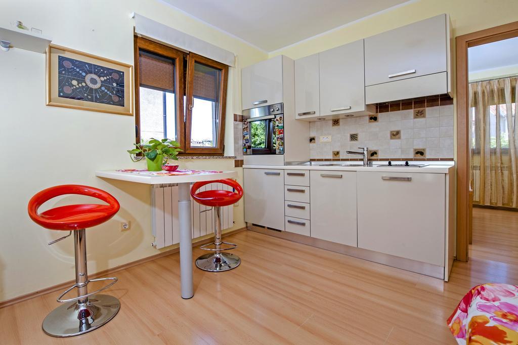 Apartments Karmen ロヴィニ エクステリア 写真