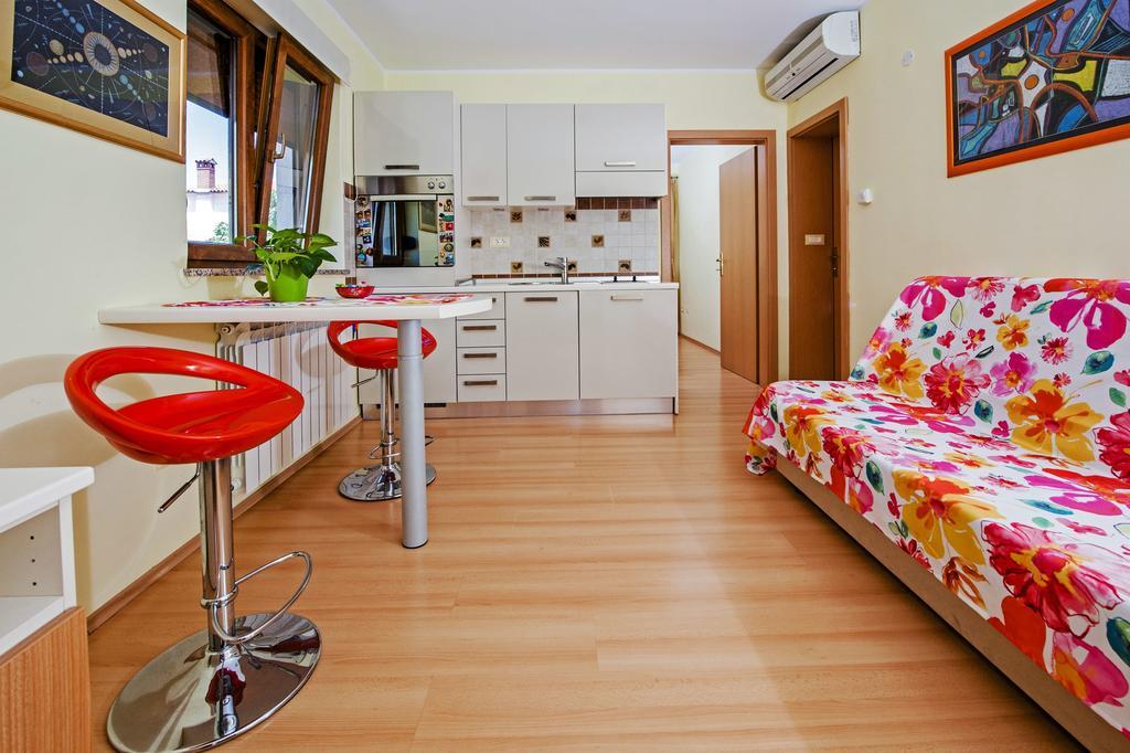 Apartments Karmen ロヴィニ エクステリア 写真