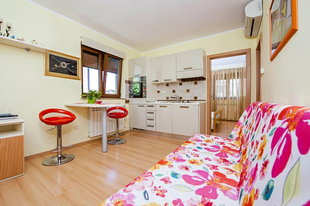 Apartments Karmen ロヴィニ エクステリア 写真
