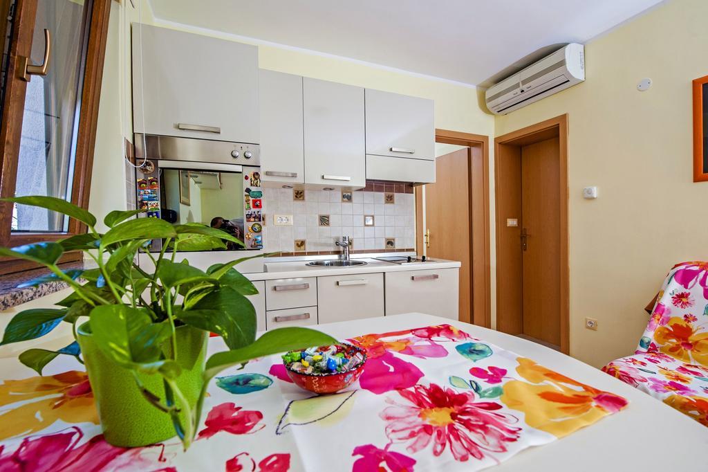 Apartments Karmen ロヴィニ エクステリア 写真