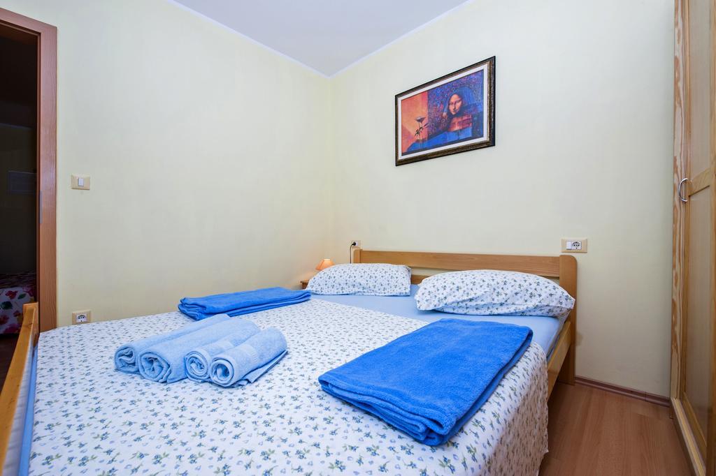Apartments Karmen ロヴィニ エクステリア 写真