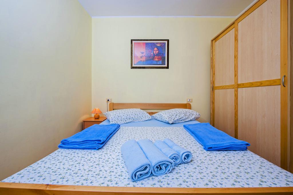 Apartments Karmen ロヴィニ エクステリア 写真